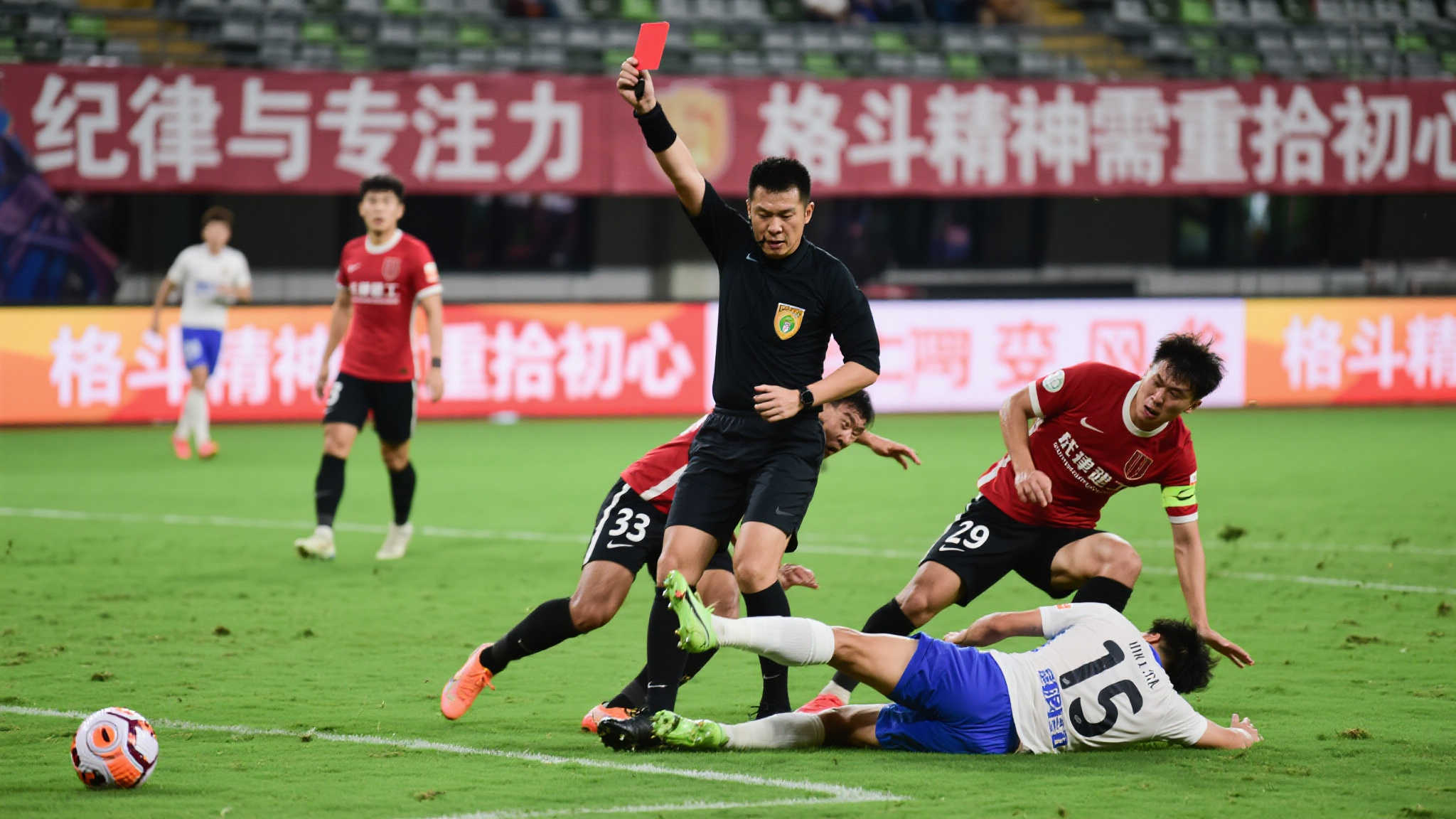 马竞首秀失利：西蒙尼遭遇四球惨败加红牌噩运